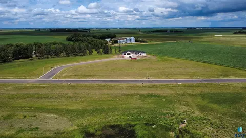 932 Harter Cir, Madison, SD 57042 photo 15