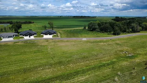 932 Harter Cir, Madison, SD 57042 photo 5