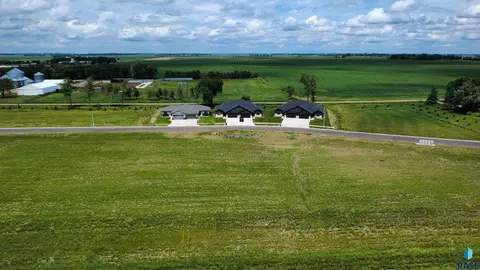 912 Harter Cir, Madison, SD 57042 photo 13