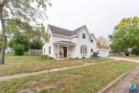 812 E 10th St, Dell Rapids, SD 57022 photo 3