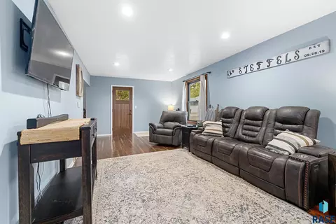 812 E 10th St, Dell Rapids, SD 57022 photo 7