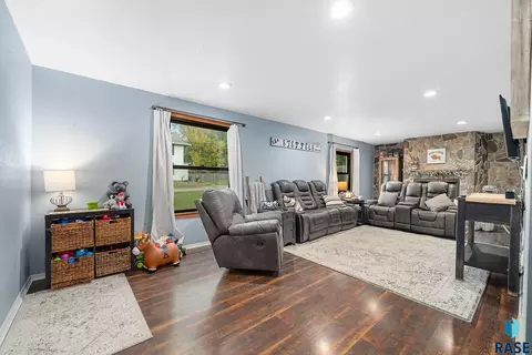 812 E 10th St, Dell Rapids, SD 57022 photo 4