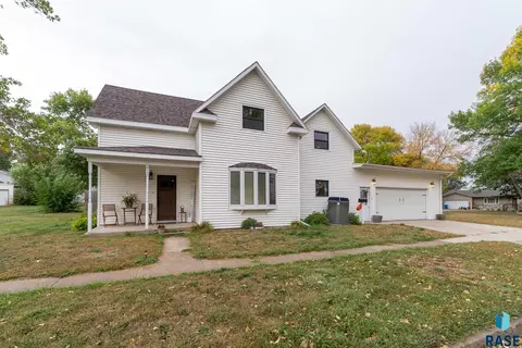 812 E 10th St, Dell Rapids, SD 57022 photo 2