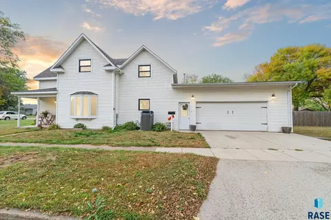 812 E 10th St, Dell Rapids, SD 57022 photo 1
