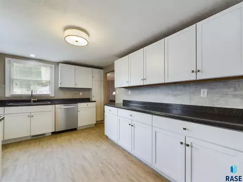 1910 E 7th St, Sioux Falls, SD 57103 photo 9