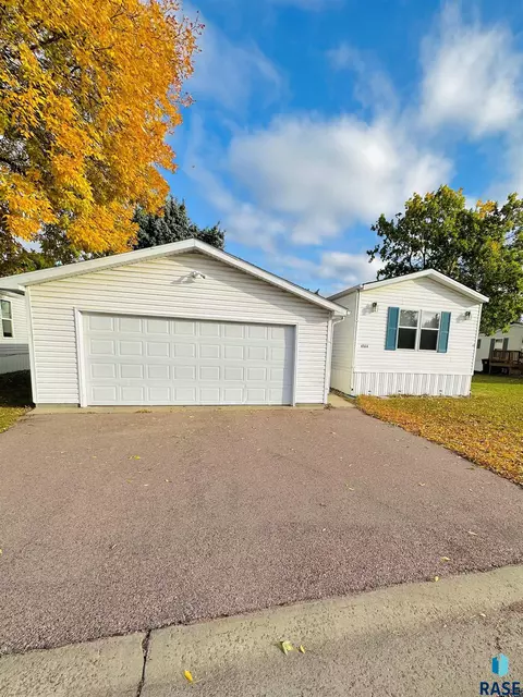 4704 W 14th Pl, Sioux Falls, SD 57106