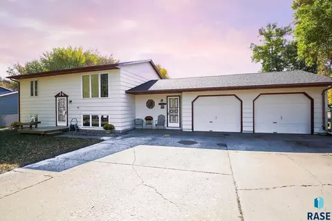 101 E Marialane Dr, Brandon, SD 57005 photo 1