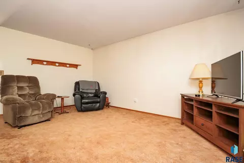 101 E Marialane Dr, Brandon, SD 57005 photo 7