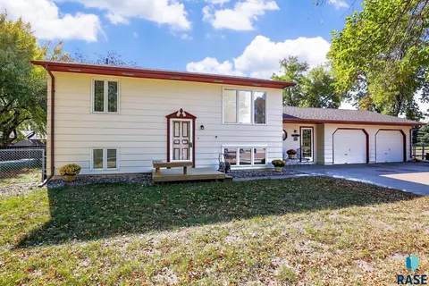 101 E Marialane Dr, Brandon, SD 57005 photo 2