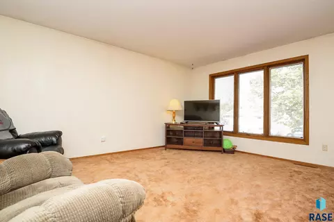 101 E Marialane Dr, Brandon, SD 57005 photo 4