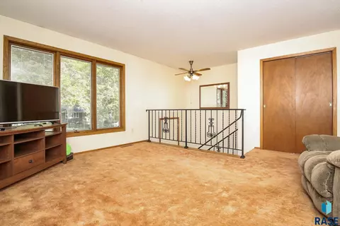 101 E Marialane Dr, Brandon, SD 57005 photo 6