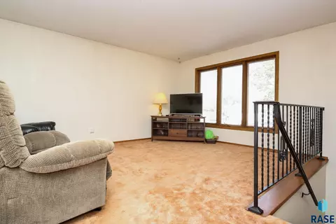 101 E Marialane Dr, Brandon, SD 57005 photo 5