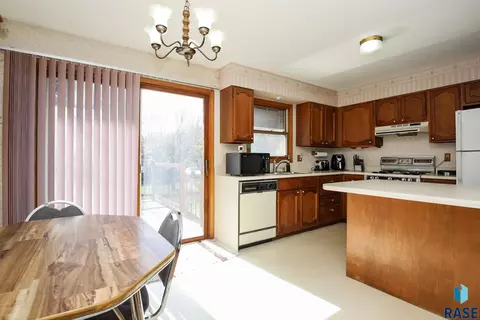 101 E Marialane Dr, Brandon, SD 57005 photo 8