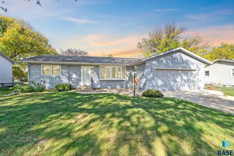 1704 S Riverdale Dr, Sioux Falls, SD 57105
