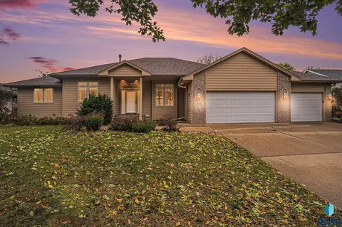 6715 W Snowberry Cir, Sioux Falls, SD 57106