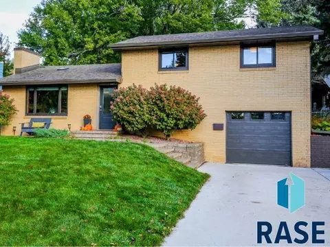 508 E 38th St, Sioux Falls, SD 57105 photo 2