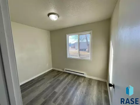 400 E 5th St, Colton, SD 57018 photo 4