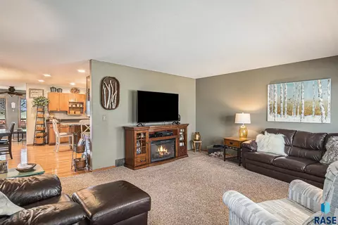 920 S Grant Ave, Madison, SD 57042 photo 3