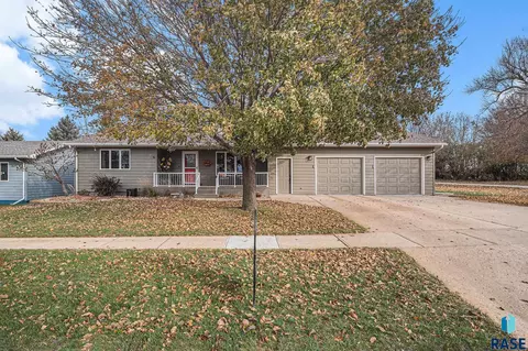 920 S Grant Ave, Madison, SD 57042 photo 1