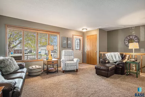 920 S Grant Ave, Madison, SD 57042 photo 5