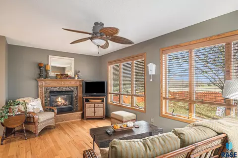 920 S Grant Ave, Madison, SD 57042 photo 12