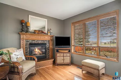 920 S Grant Ave, Madison, SD 57042 photo 11