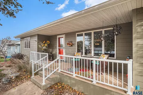920 S Grant Ave, Madison, SD 57042 photo 2