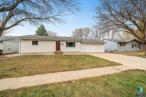 3917 Plateau Trl, Sioux Falls, SD 57106