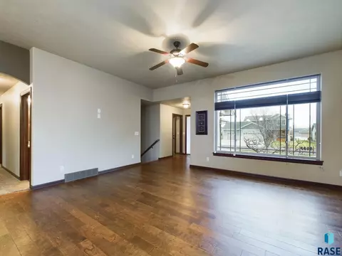1701 S Kinderhook Ave, Sioux Falls, SD 57106