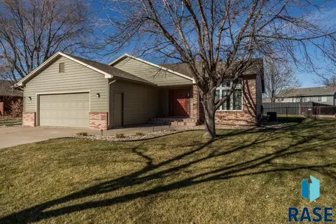 7220 W Chesapeake Ln, Sioux Falls, SD 57106