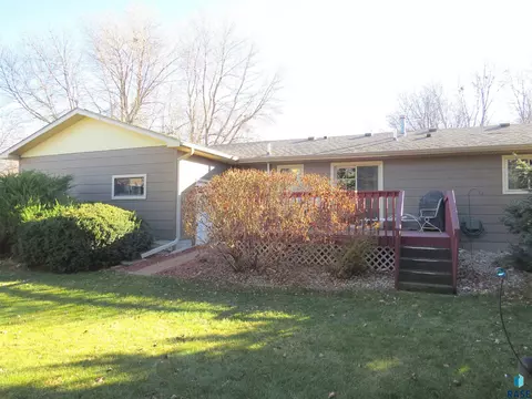 108 W Marialane Dr, Brandon, SD 57005 photo 2