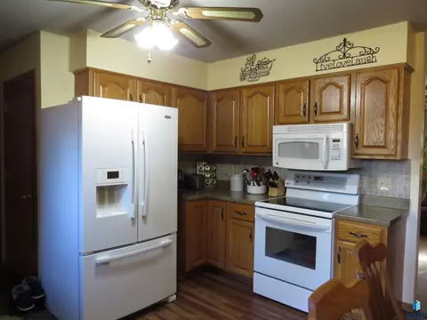 108 W Marialane Dr, Brandon, SD 57005 photo 6