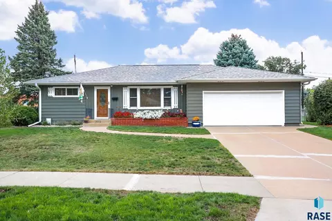 716 E Woodlawn Dr, Sioux Falls, SD 57105