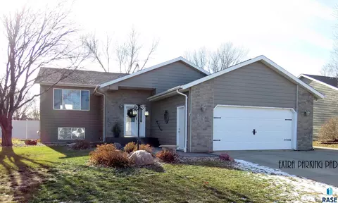 909 E Pine St, Brandon, SD 57005 photo 1