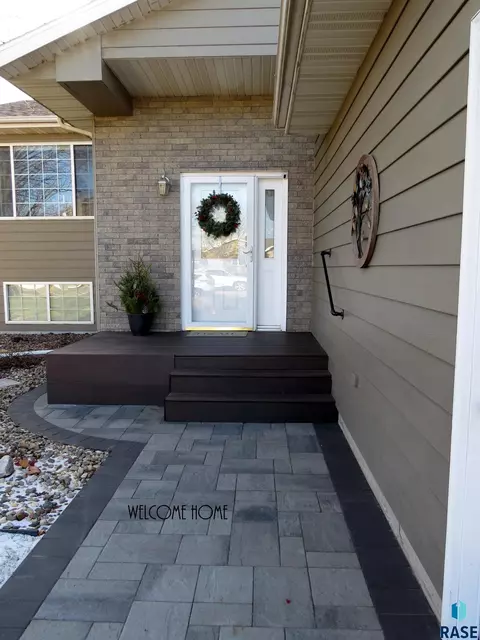 909 E Pine St, Brandon, SD 57005 photo 2