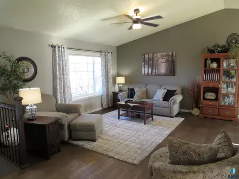909 E Pine St, Brandon, SD 57005 photo 5