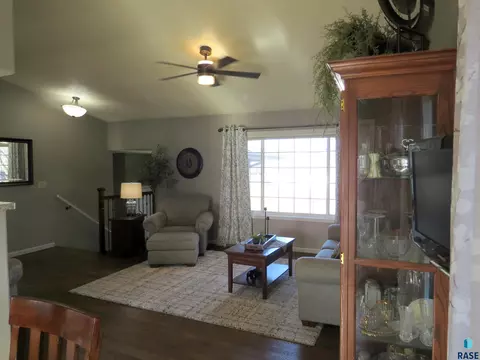 909 E Pine St, Brandon, SD 57005 photo 7