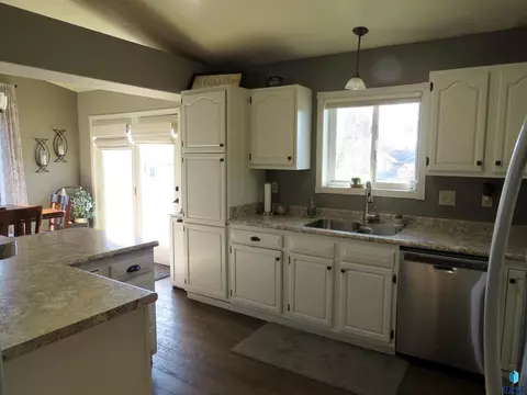909 E Pine St, Brandon, SD 57005 photo 10