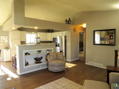 909 E Pine St, Brandon, SD 57005 photo 8
