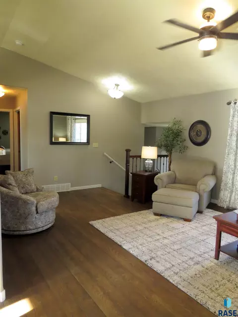 909 E Pine St, Brandon, SD 57005 photo 6