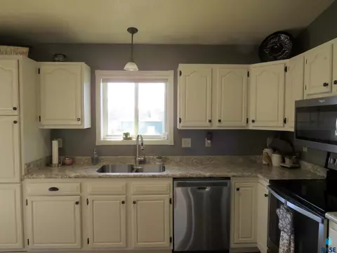 909 E Pine St, Brandon, SD 57005 photo 9