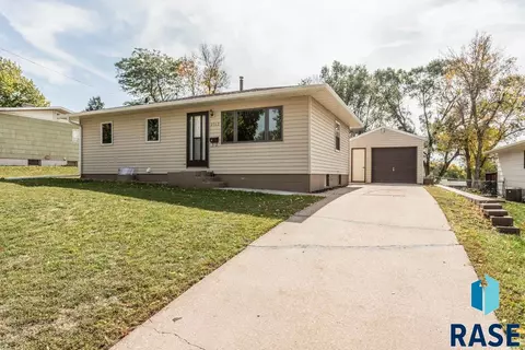 2317 E 19th St, Sioux Falls, SD 57103