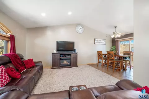 5609 S John Ave, Sioux Falls, SD 57106 photo 4