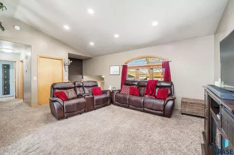 5609 S John Ave, Sioux Falls, SD 57106 photo 3