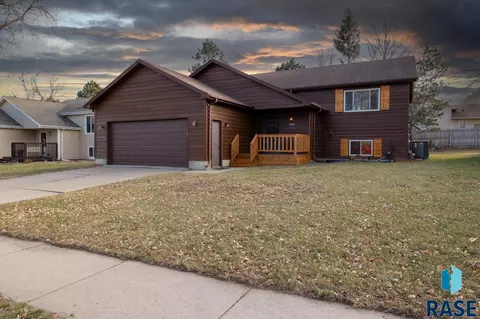 5209 W Cottage Trl, Sioux Falls, SD 57106