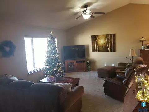 909 Pepper Ridge Rd, Dell Rapids, SD 57022 photo 4