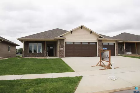 8013 W Marlis St, Sioux Falls, SD 57106