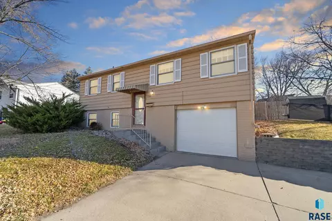 1424 S Point Dr, Sioux Falls, SD 57103