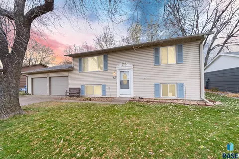 6216 W Cheyenne Dr, Sioux Falls, SD 57106