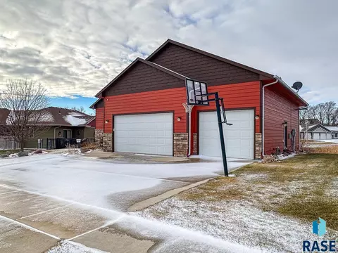 1303 Oak Creek Rd, Dell Rapids, SD 57022 photo 2